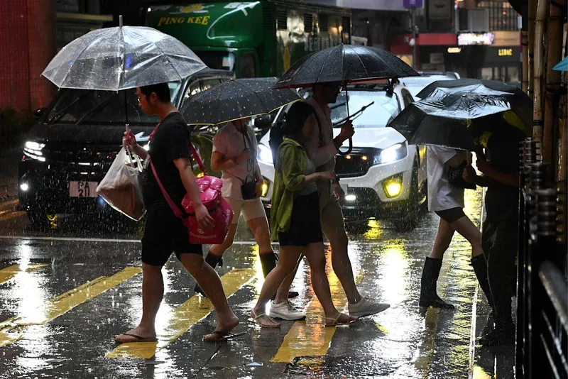 香港天文台 暴雨預警+天氣不穩定，應盡快到安全地方躲避