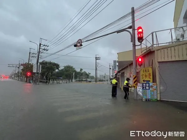 台南暴雨引發災情：永康時雨量破百、多區淹水停班停課，地下道滅頂車險難逃災損 #PTT