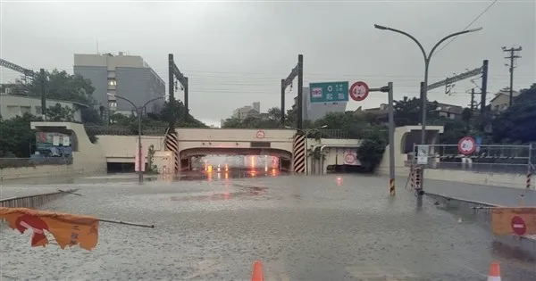 台南淹水 即時影像+淹水地區查詢，雨用倒的！病患「坐救生艇送醫」 PTT