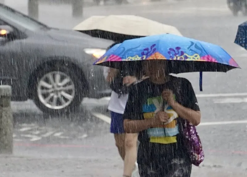 中南部雨勢增強！氣象署警告明天豪雨恐引災，上午前將發布海上颱風警報