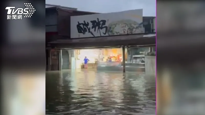 阿堂鹹粥淹水 價格+營業時間，圓環變噴泉 民眾嘆：颱風吹壞屋頂都還沒好 PTT