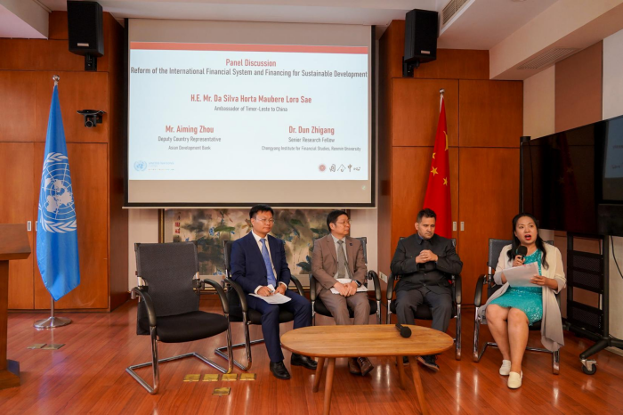 李雨桐(右一)与罗瑞(右二)、周爱明(左二)、敦志刚(左一)