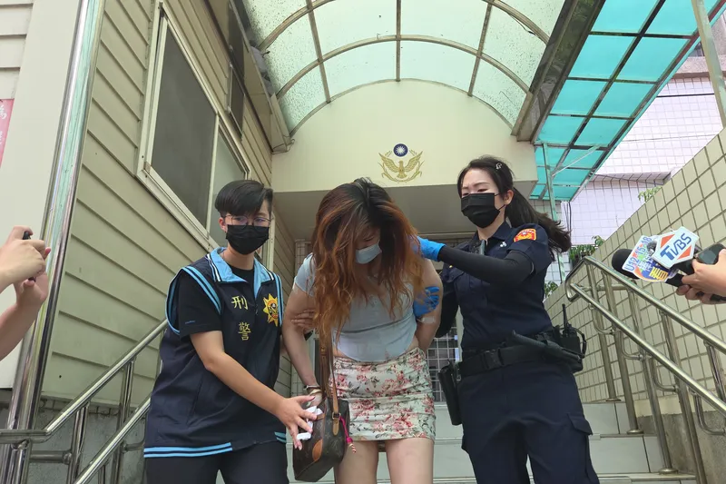 侯沁潔駕BMW拒檢逃逸，遭警壓制狼狽畫面曝光 PTT FB