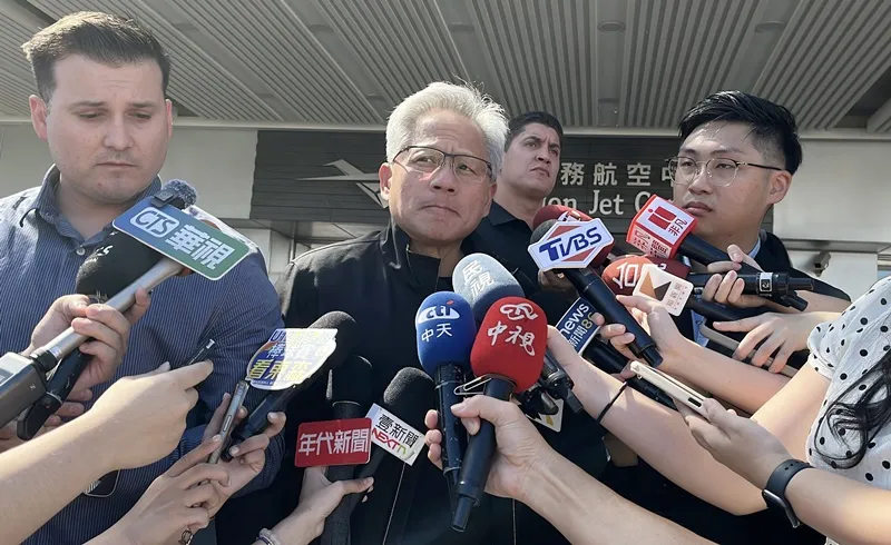 黃仁勳再訪台灣 討論新產品與晶片安全性，親駁後門疑雲 PTT IG